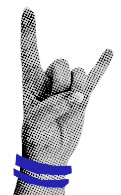 gedruckte graue Hand mit zwei blauen Armbändern